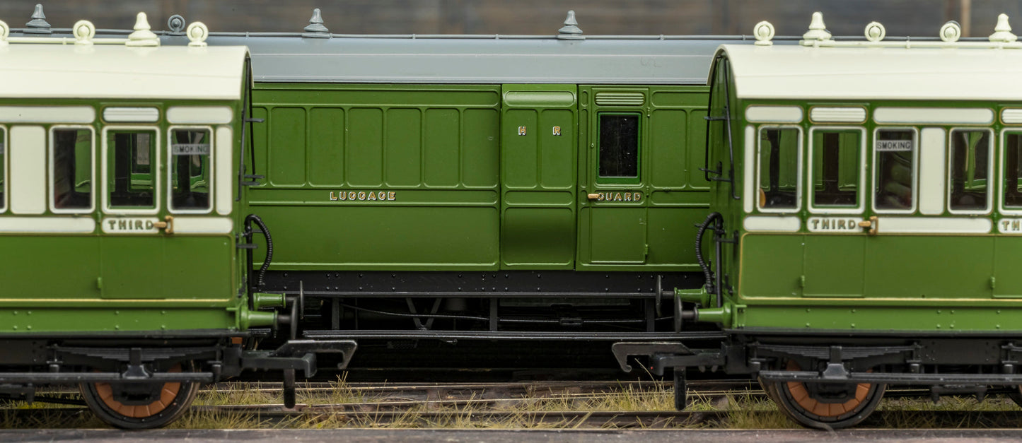 978114 ‘Evolution’ 48’ Highland Railway Green and White Brake third No.9