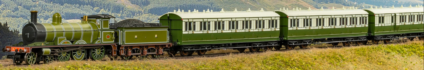 978116 ‘Evolution’ 48’ Highland Railway Green and White Composite No.11