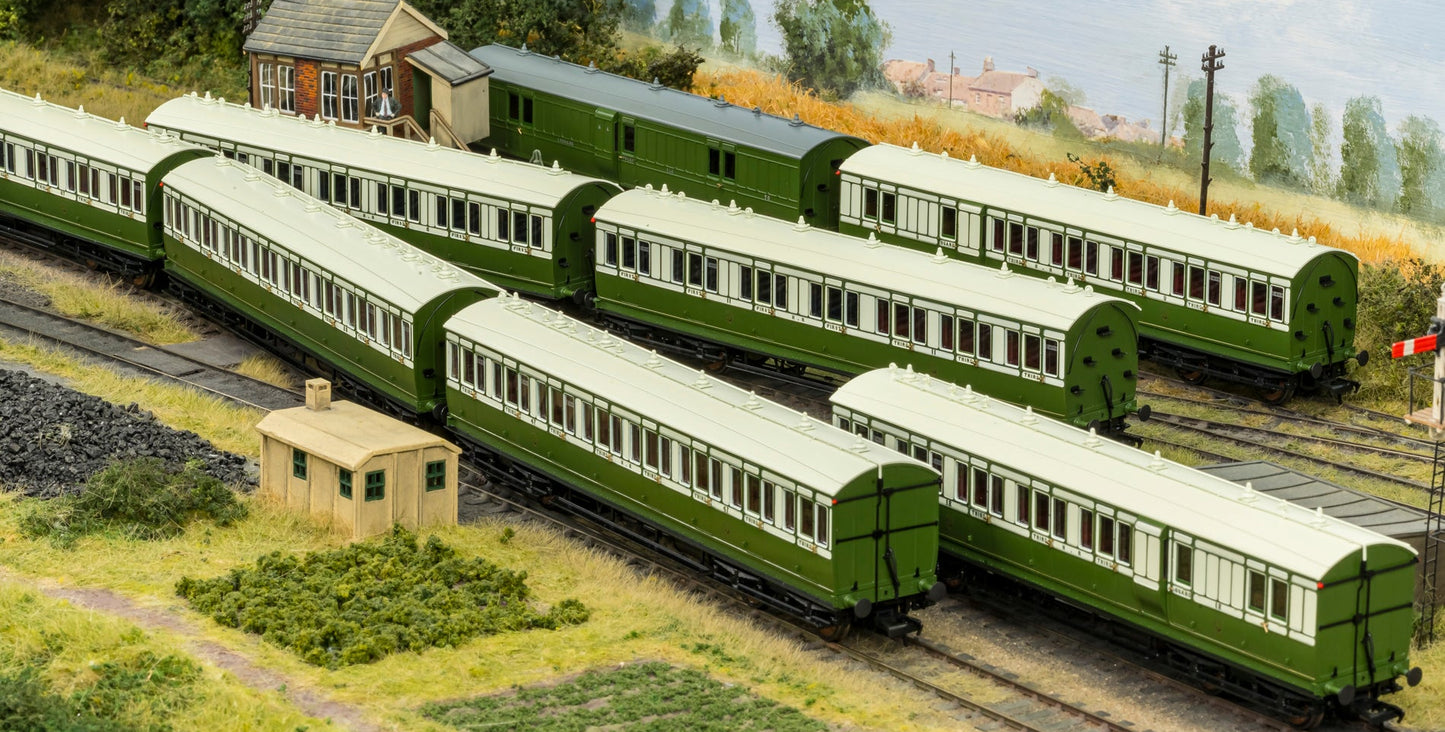 978116 ‘Evolution’ 48’ Highland Railway Green and White Composite No.11