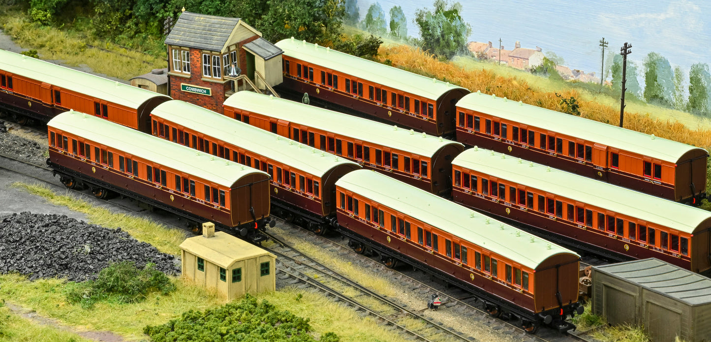 978137 ‘Evolution’ 48’ Lancashire and Yorkshire Railway Brown & Umber No.1472, 2006 & 495 Triple Pack