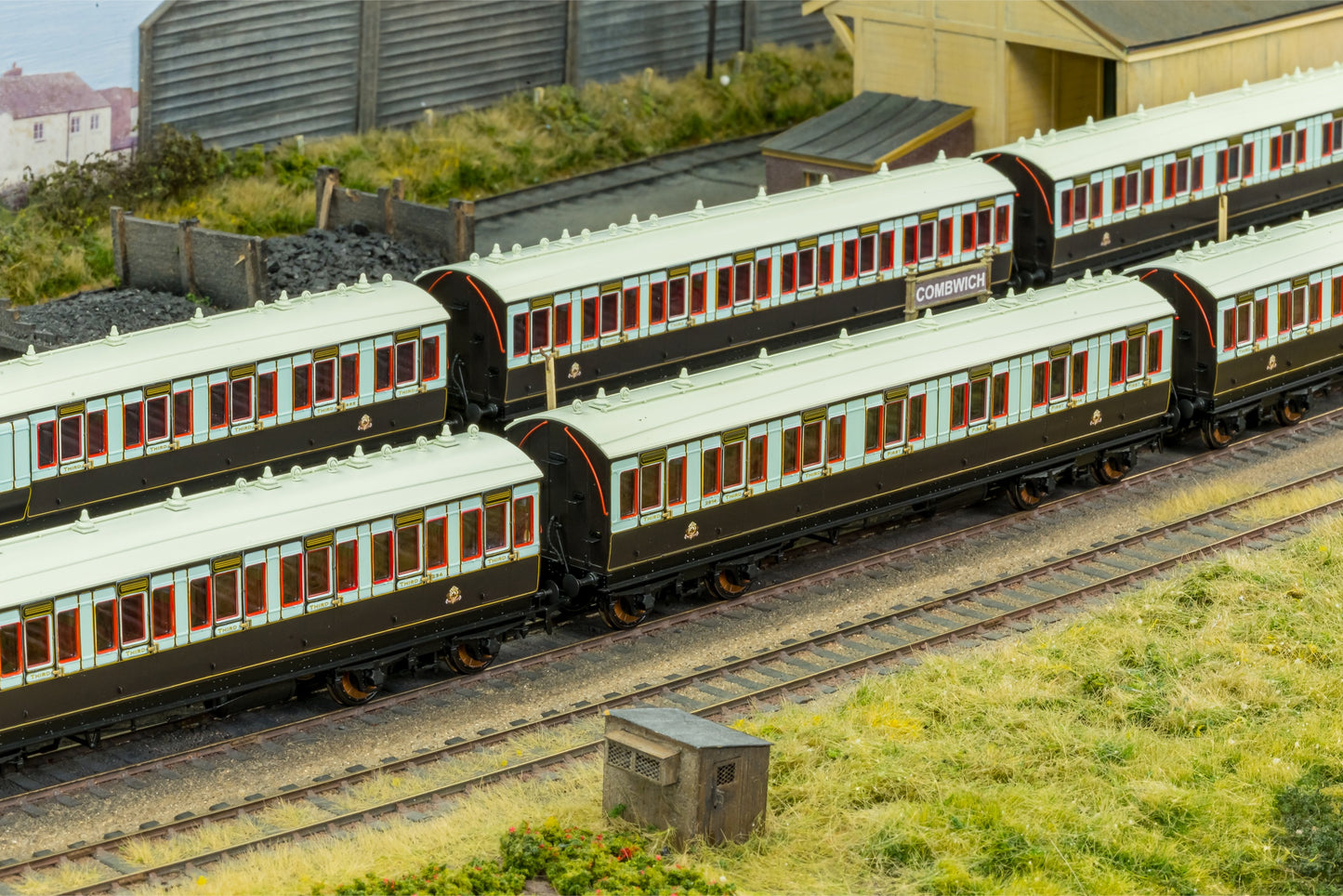 48' LNWR ‘Evolution’ Non-Corridor First No.4906