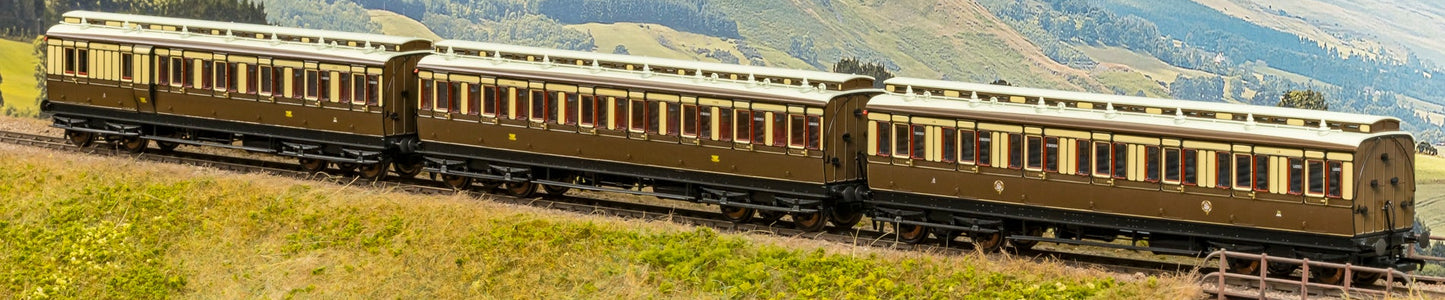 978132 ‘Evolution’ 48’ Great Western Railway Chocolate and Cream (Early Monogram) Brake third No.323
