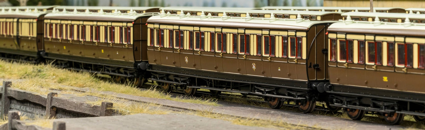 978132 ‘Evolution’ 48’ Great Western Railway Chocolate and Cream (Early Monogram) Brake third No.323