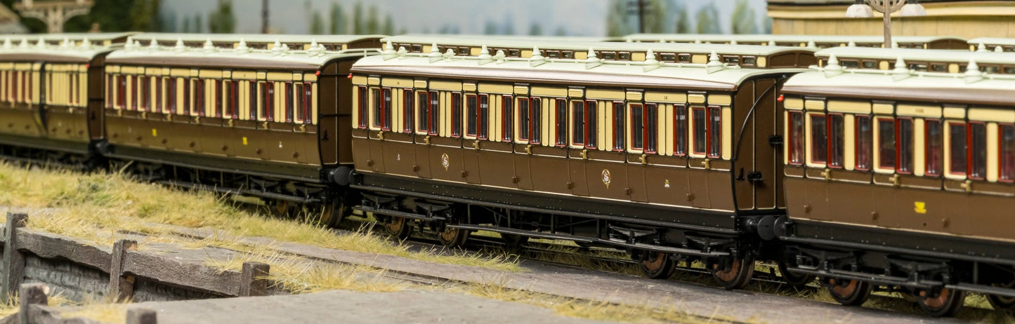 978136 ‘Evolution’ 48’ Great Western Railway Chocolate and Cream (Early Monogram) Full brake No.18