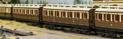 978136 ‘Evolution’ 48’ Great Western Railway Chocolate and Cream (Early Monogram) Full brake No.18