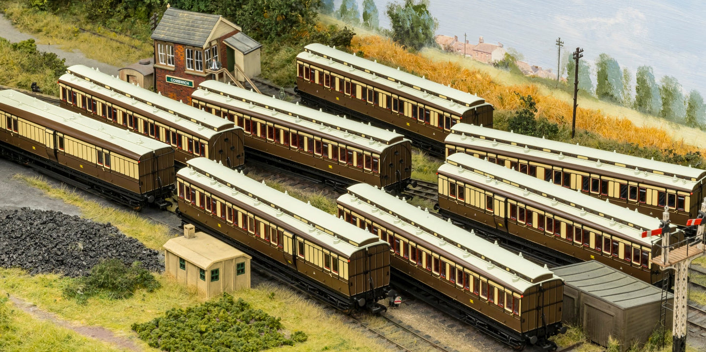 978132 ‘Evolution’ 48’ Great Western Railway Chocolate and Cream (Early Monogram) Brake third No.323