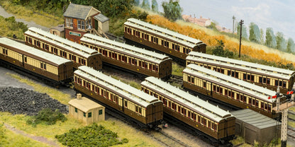 978132 ‘Evolution’ 48’ Great Western Railway Chocolate and Cream (Early Monogram) Brake third No.323