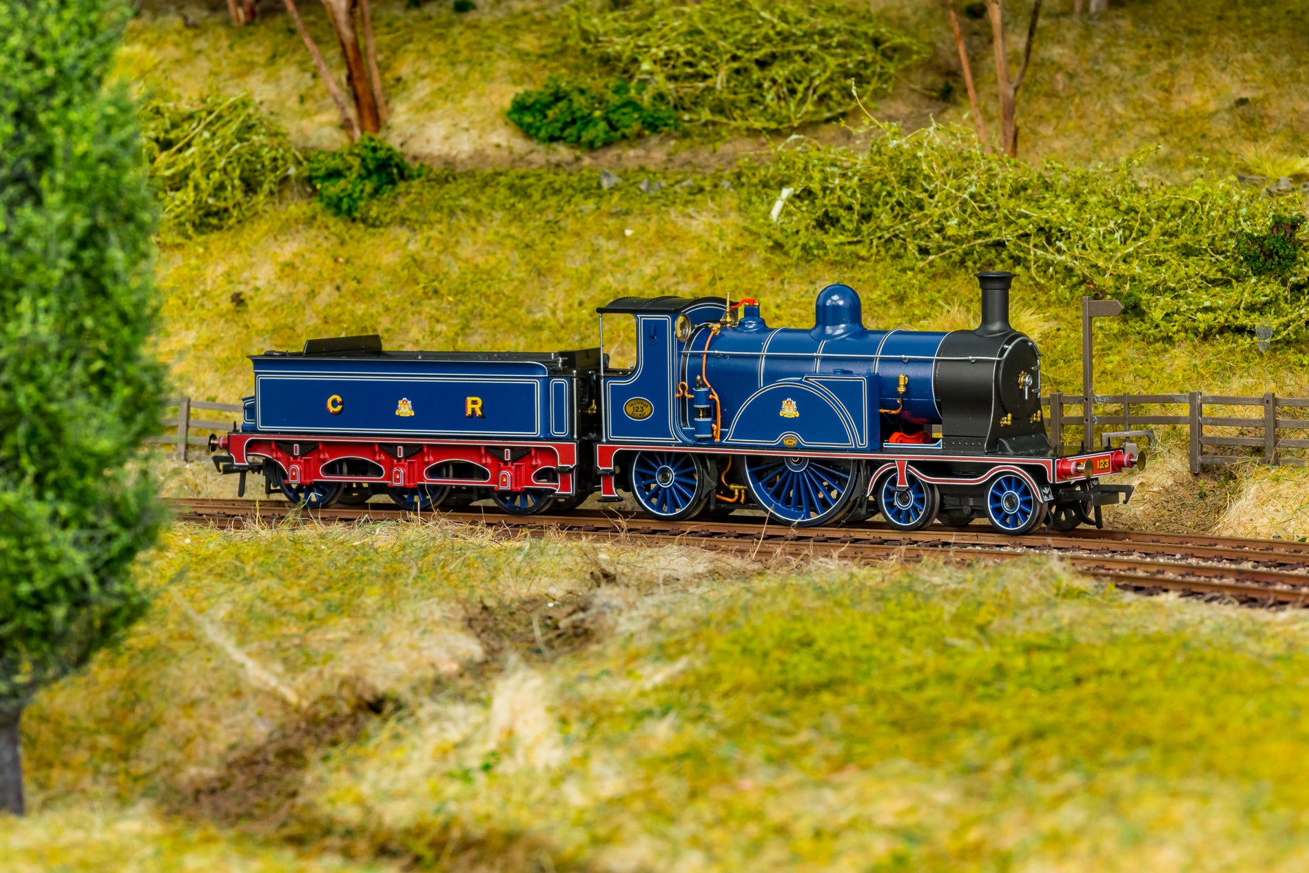 Rapido Trains UK 982005 Caledonian Railway Single 4-2-2 CR – Rails