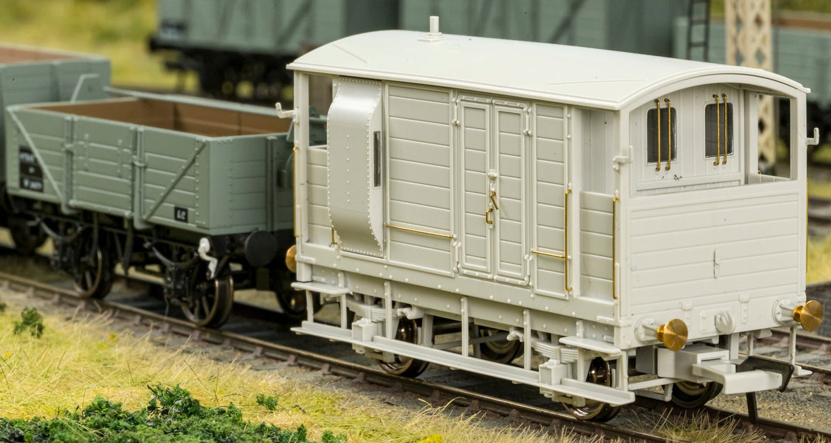 820005 LSWR/WD 20T Brake Van - No. 1750 GER Grey