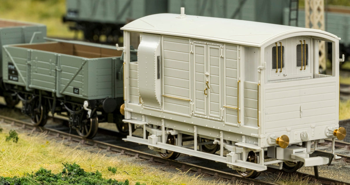 820017 LSWR/WD 20T Brake Van - No. 32 LPTB Grey