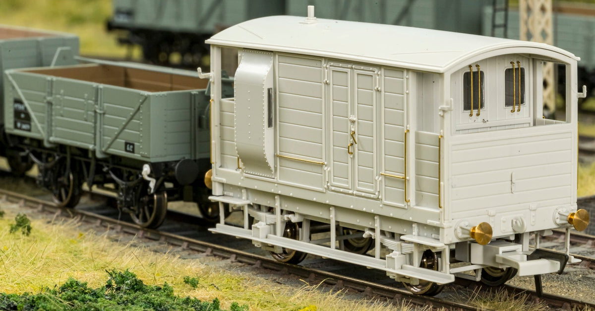 820008 LSWR/WD 20T Brake Van - No. 27 Metropolitan Grey