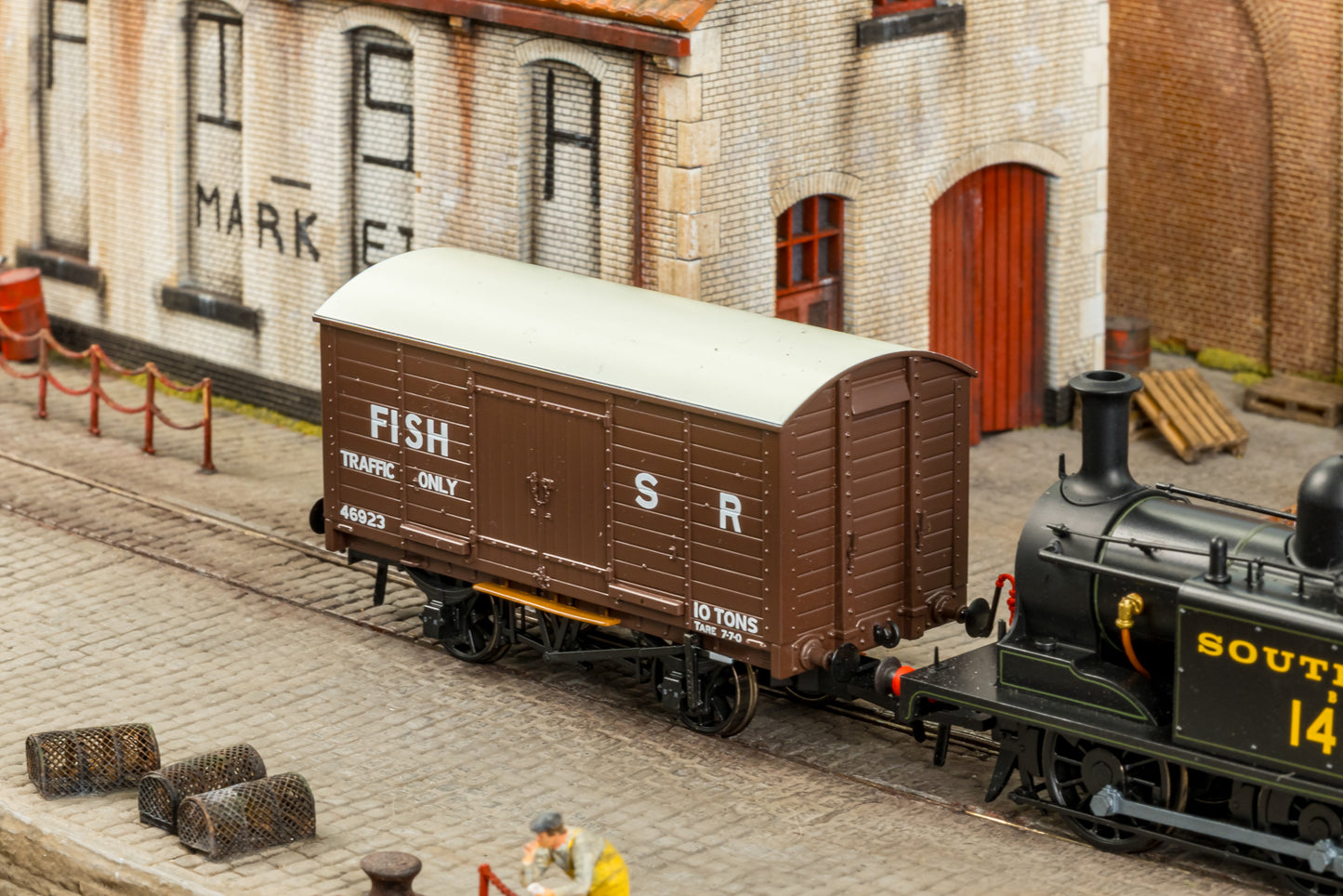 979009 LB&SCR Dia.8-Ton Goods Van SR (as preserved) No.46923