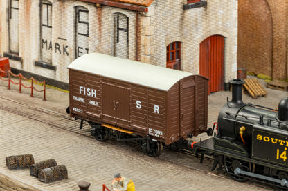 979009 LB&SCR Dia.8-Ton Goods Van SR (as preserved) No.46923