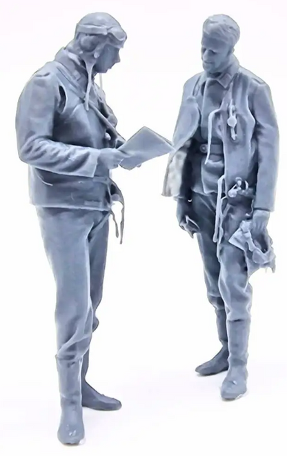1:32 Scale - World War Two - Luftwaffe Pilots Reading Map