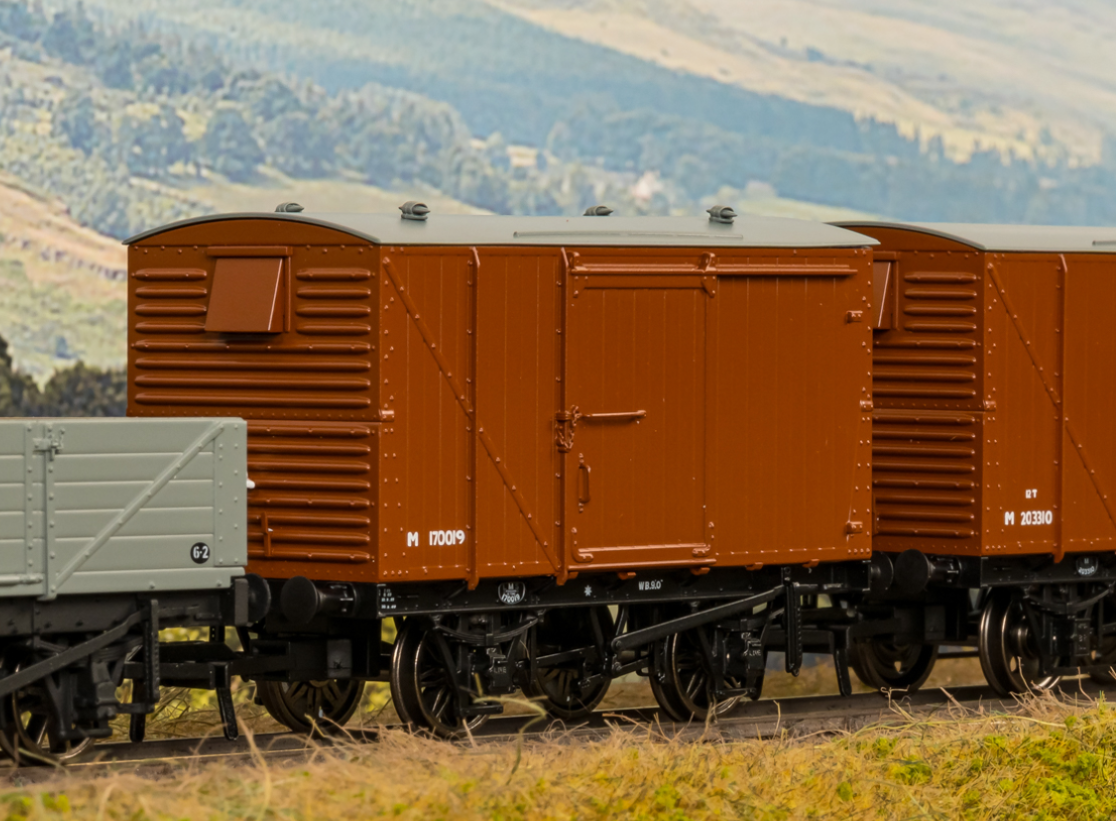 970109 12 Ton LMS D1832A Van - BR No.M170019