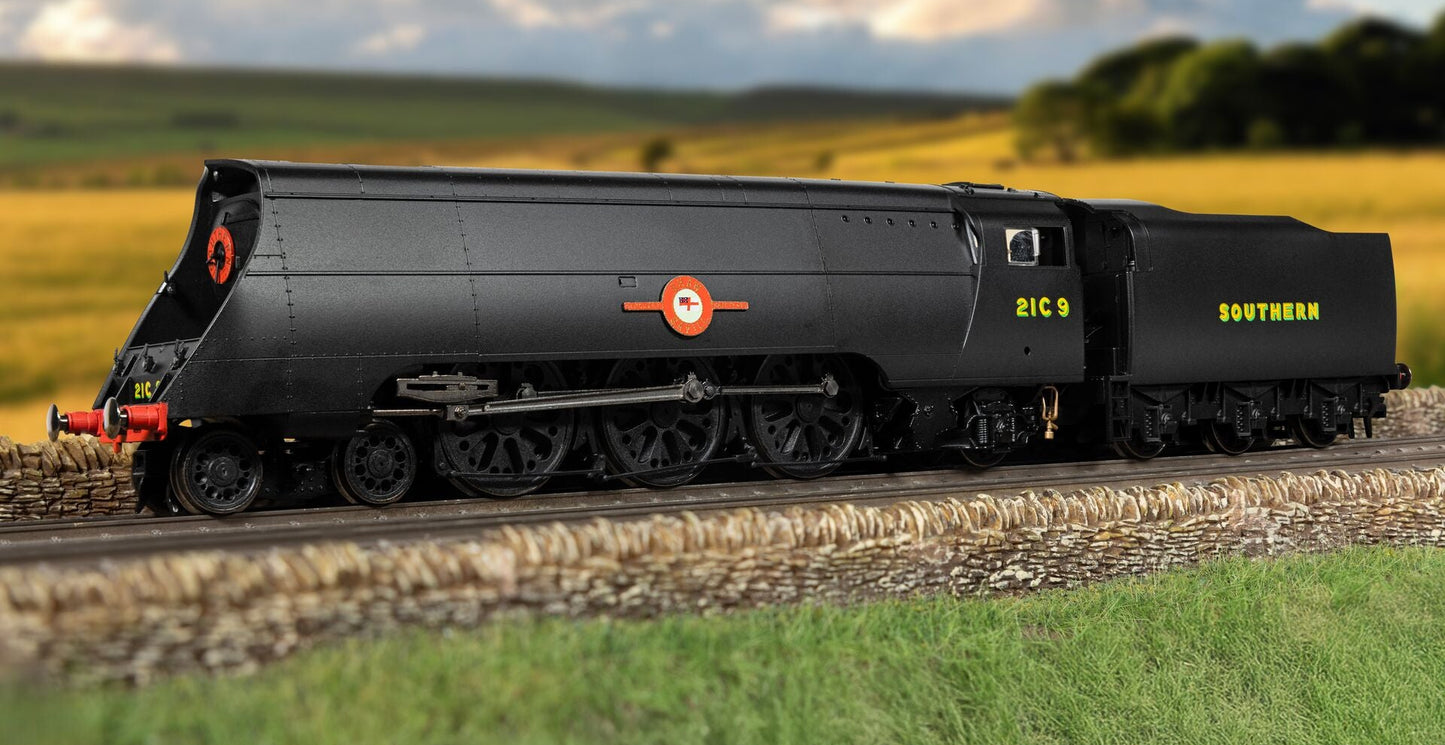 SR Merchant Navy Class 4-6-2 No.21C9 'Shaw Savill' (WWII 80th Anniversary Collection) Steam Locomotive