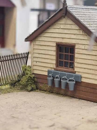 N Gauge Railway & Lineside - 4x Fire Buckets and Stand (Pack of 2)