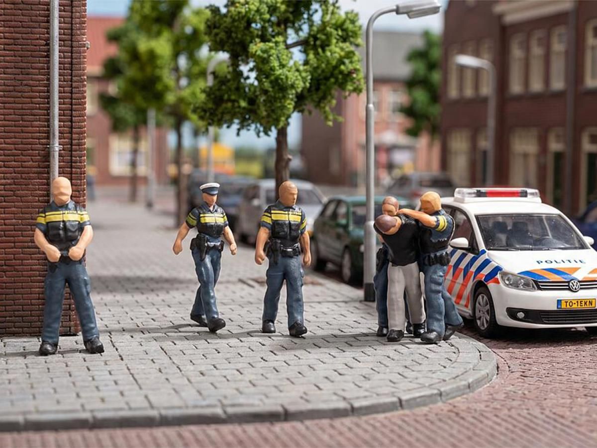 151717 Dutch Police (5) & Suspect (1) Figure Set