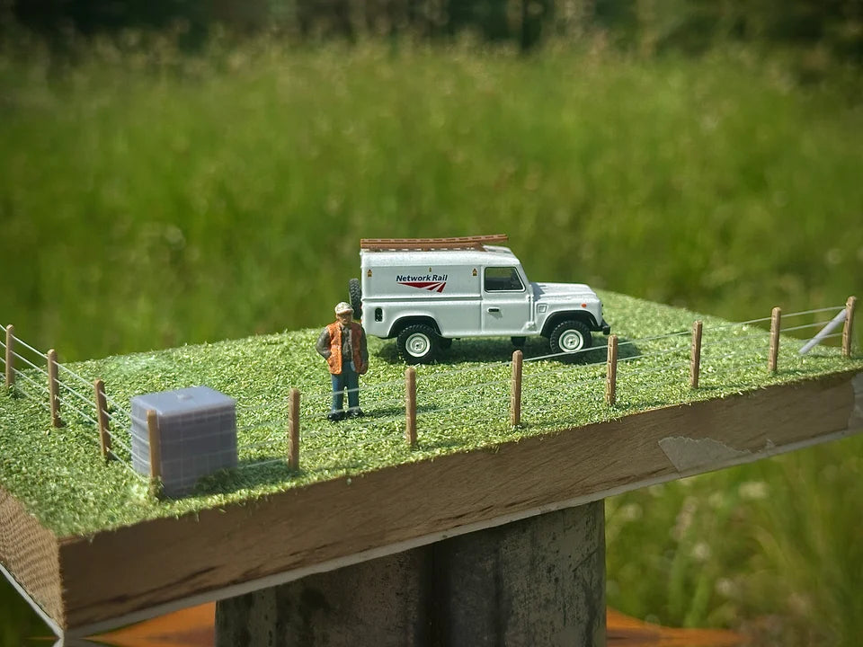 OO Gauge Wire Fence Posts (Single Pack) - Unpainted