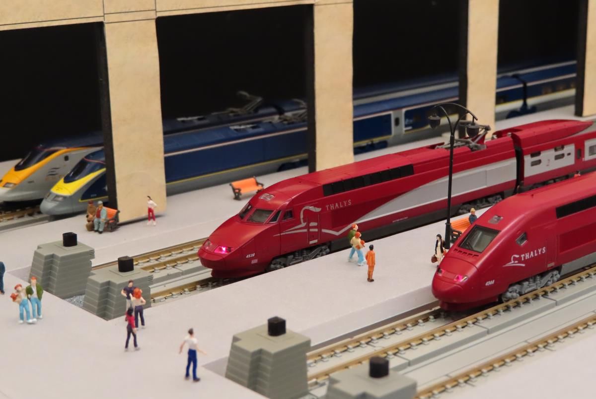 10-1657 Thalys PBA 10 Car Powered Set