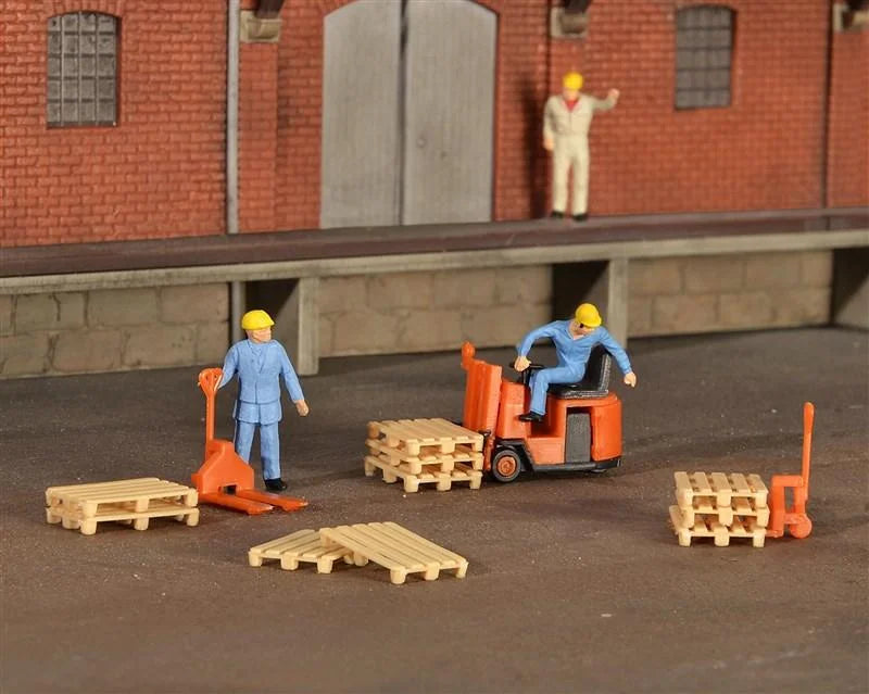 Forklifts & Pallets Model Kit