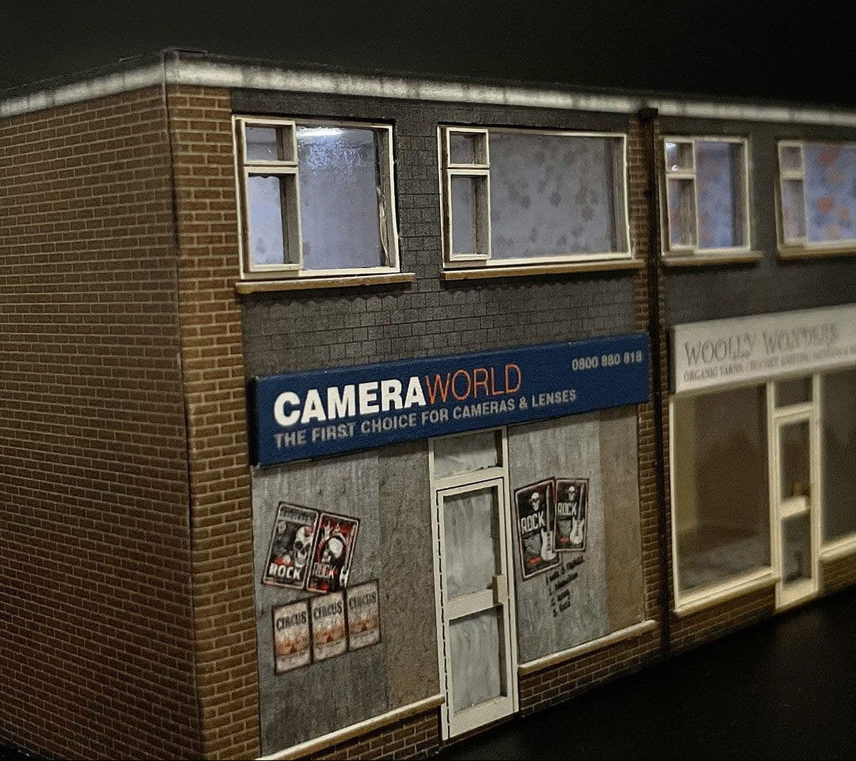 KX089 OO Low Relief 1970's Terraced Shops Model Kit