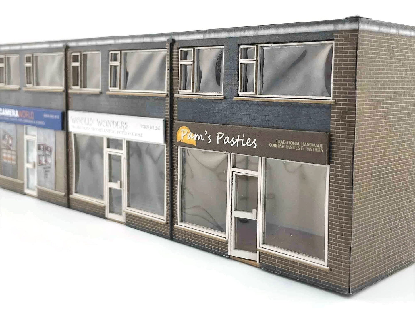 KX089 OO Low Relief 1970's Terraced Shops Model Kit