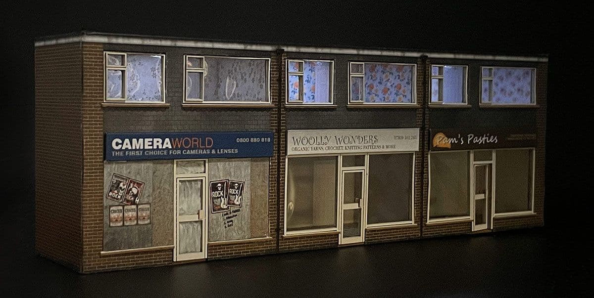 KX089 OO Low Relief 1970's Terraced Shops Model Kit