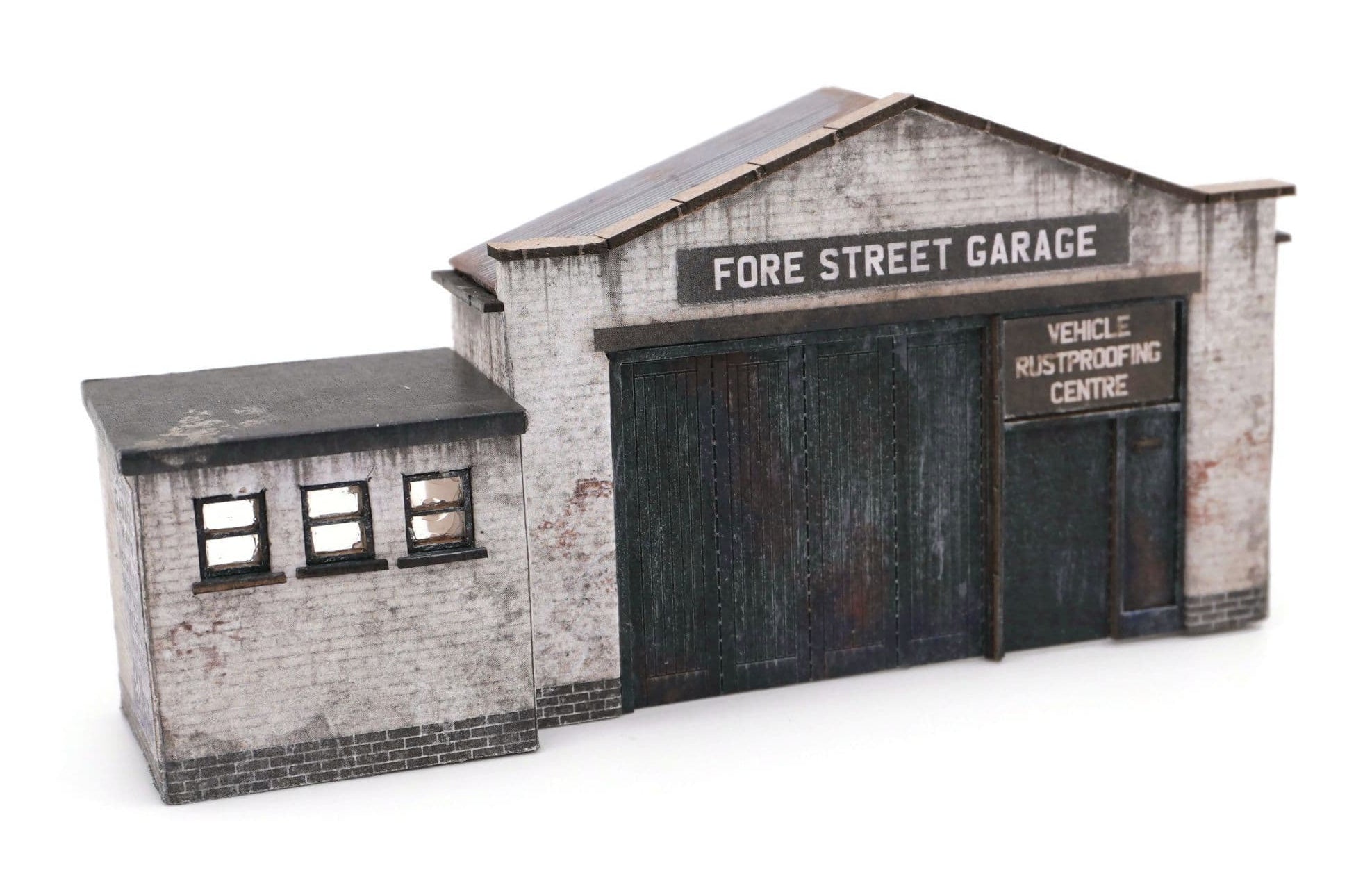 Scale Model Scenery KX110 Fore Street Low Relief Garage Model – Rails