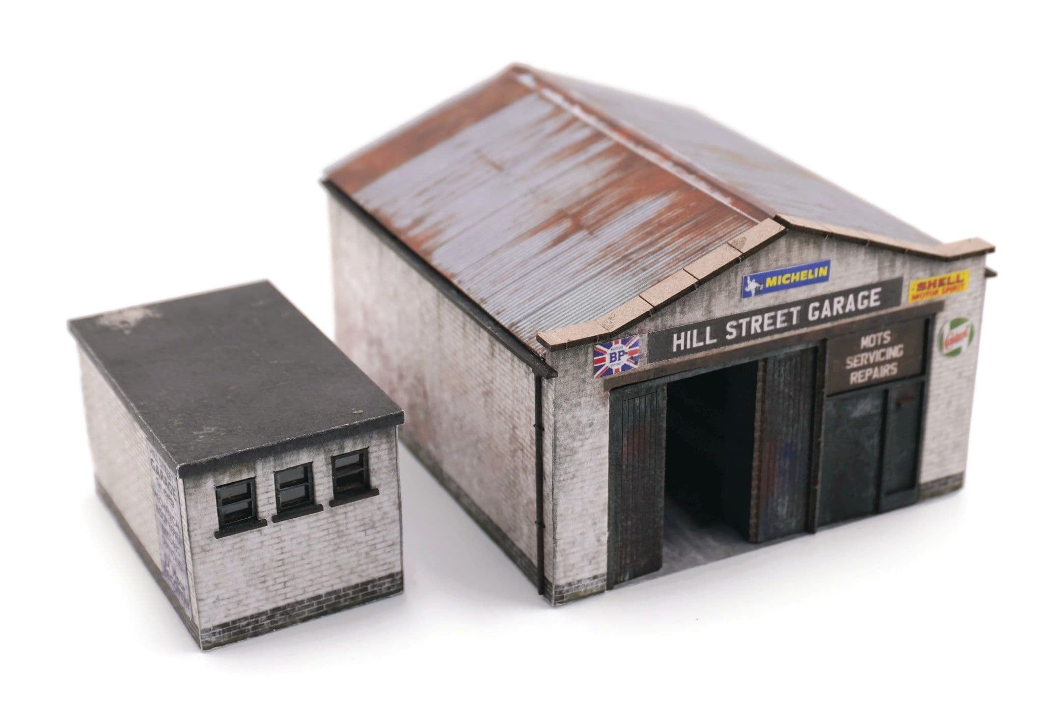 Scale Model Scenery KX112 Backstreet Garage Model Kit – Rails
