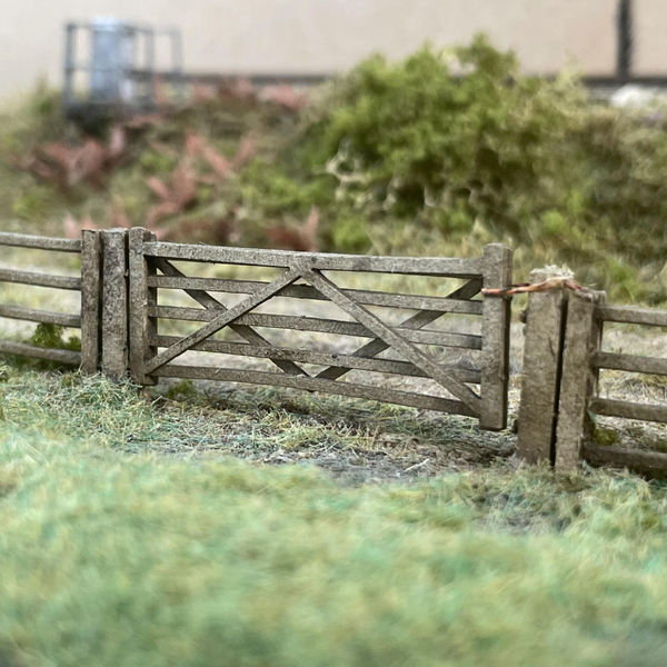 Scale Model Scenery LX001 OO/HO Five Bar Gates Model Kit (x3) – Rails