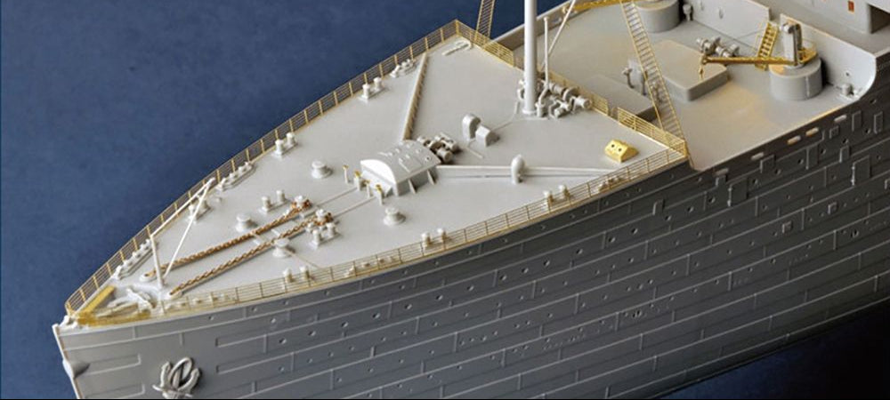 PKTM03719 Titanic Model Kit with LED Light Set