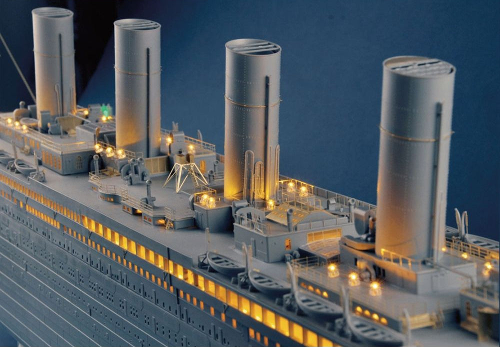 PKTM03719 Titanic Model Kit with LED Light Set