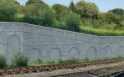 Skaledale Mid Stepped Arched Retaining Walls x2 (Engineers Blue Brick)