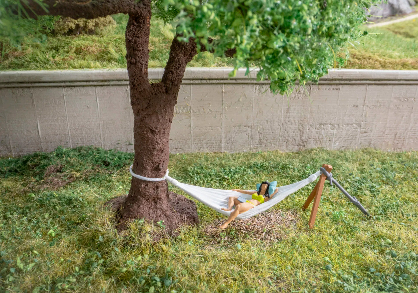N21773 Micro-Motion 16cm Tree with Sleeping Woman on Hammock