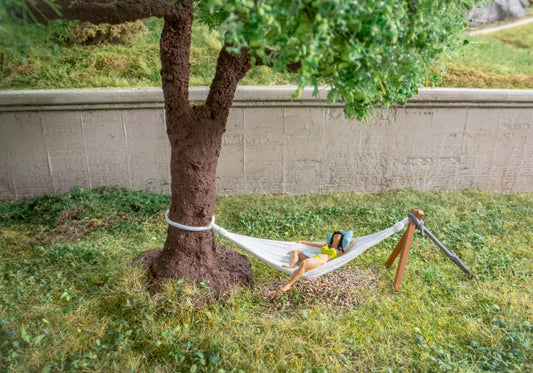 N21773 Micro-Motion 16cm Tree with Sleeping Woman on Hammock