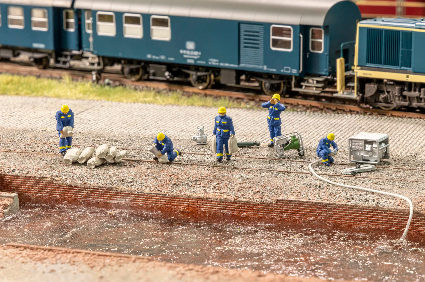 N16258 THW Flood Relief Operation Themed Figure Set
