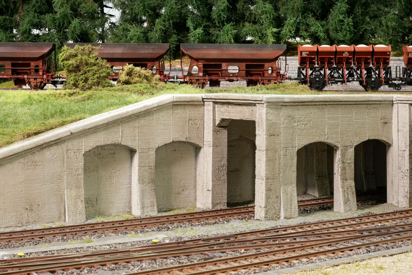 N58091 Single Track Hard Foam Concrete Portal