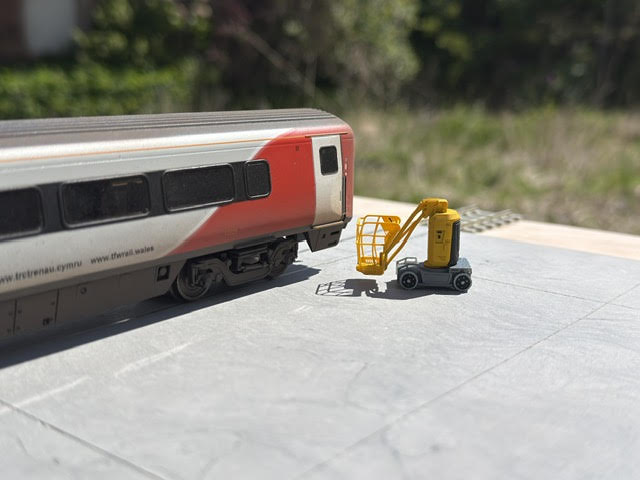 RRM177 OO Gauge Mini Cherry Picker (Single Kit Pack) - Unpainted Model Kit