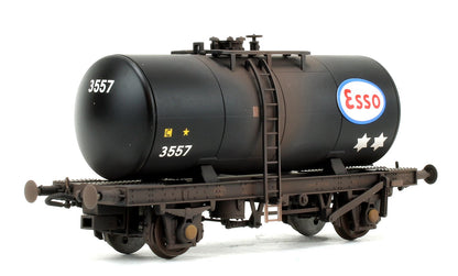 Pre-Owned Class 33 D6580 BR Green (FYE) Diesel Locomotive with 4x late 1960s ESSO 'B' tank wagons - Weathered