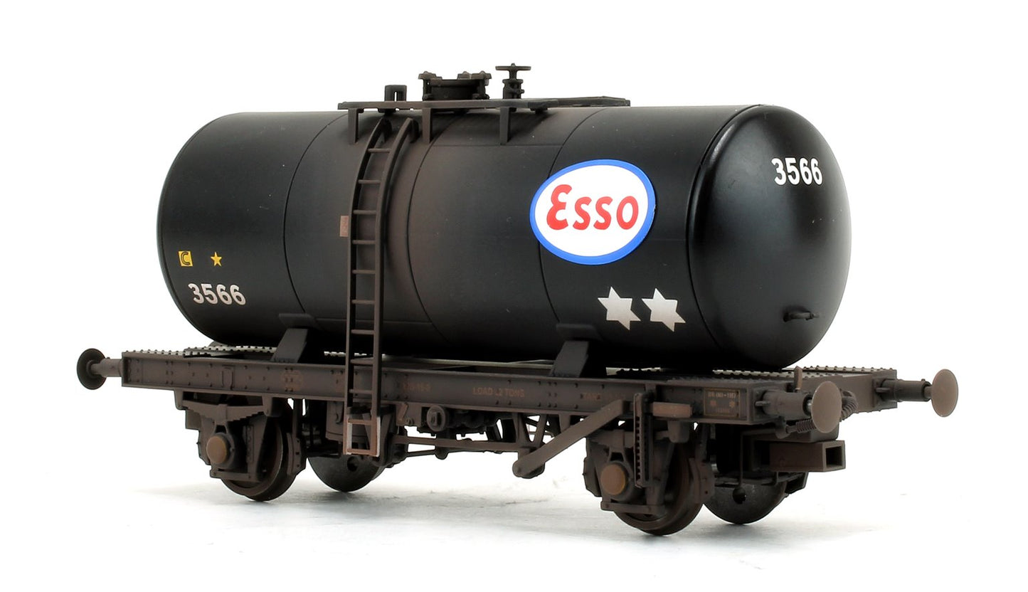 Pre-Owned Class 33 D6580 BR Green (FYE) Diesel Locomotive with 4x late 1960s ESSO 'B' tank wagons - Weathered