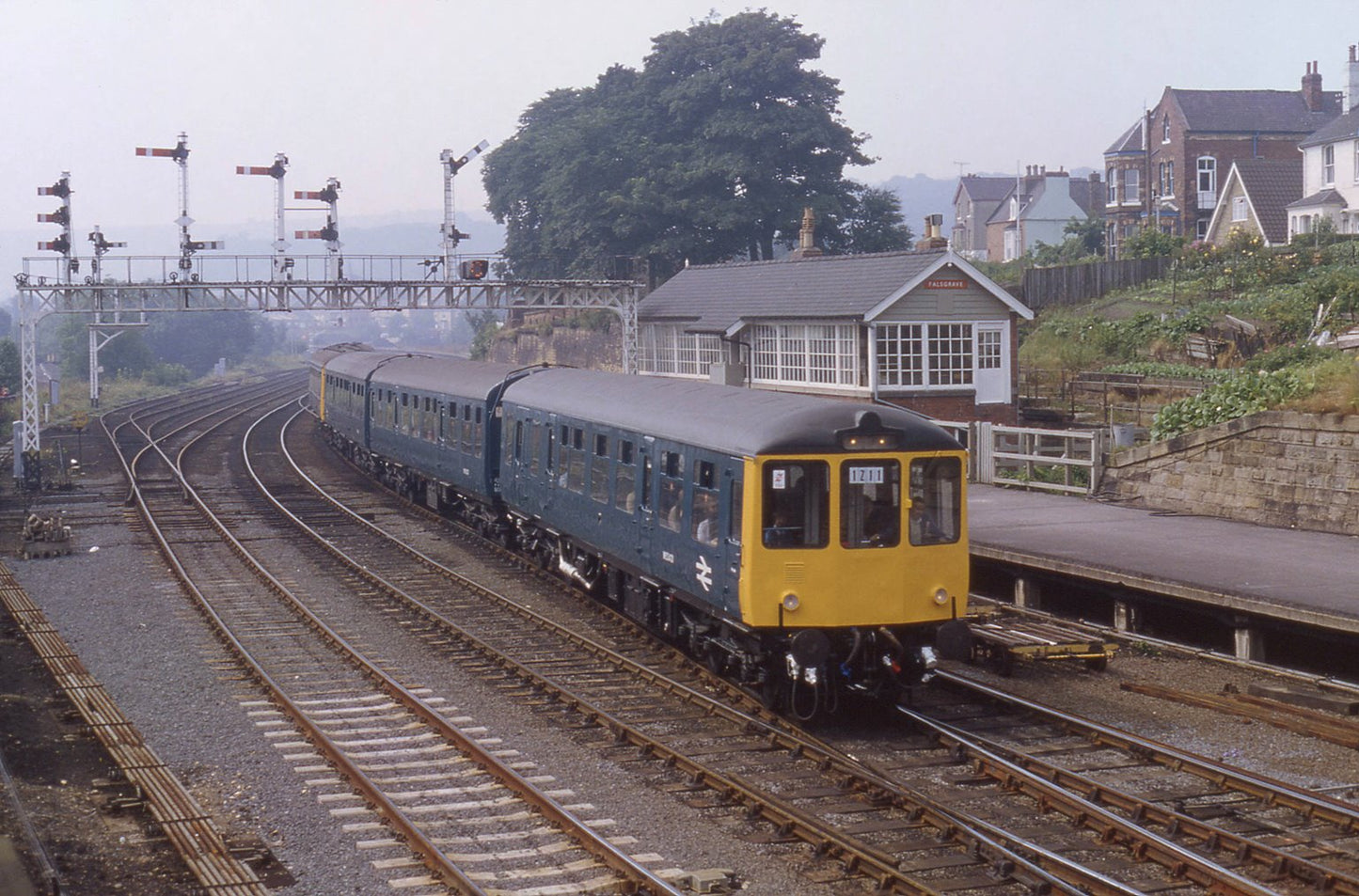 Class 104 BR Green (Early) with Lion & Wheel Emblem 3 Car DMU