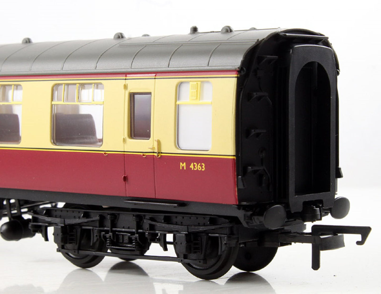 Pre-Owned RailRoad BR Mk1 Second Open Coach - BR Carmine & Cream M4363