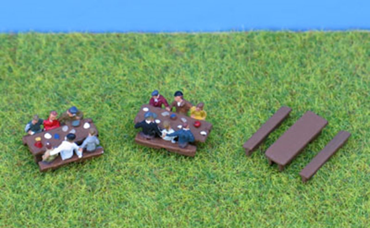 PDC80 P&D Marsh N Gauge Picnic Tables & Figures  - UNPAINTED