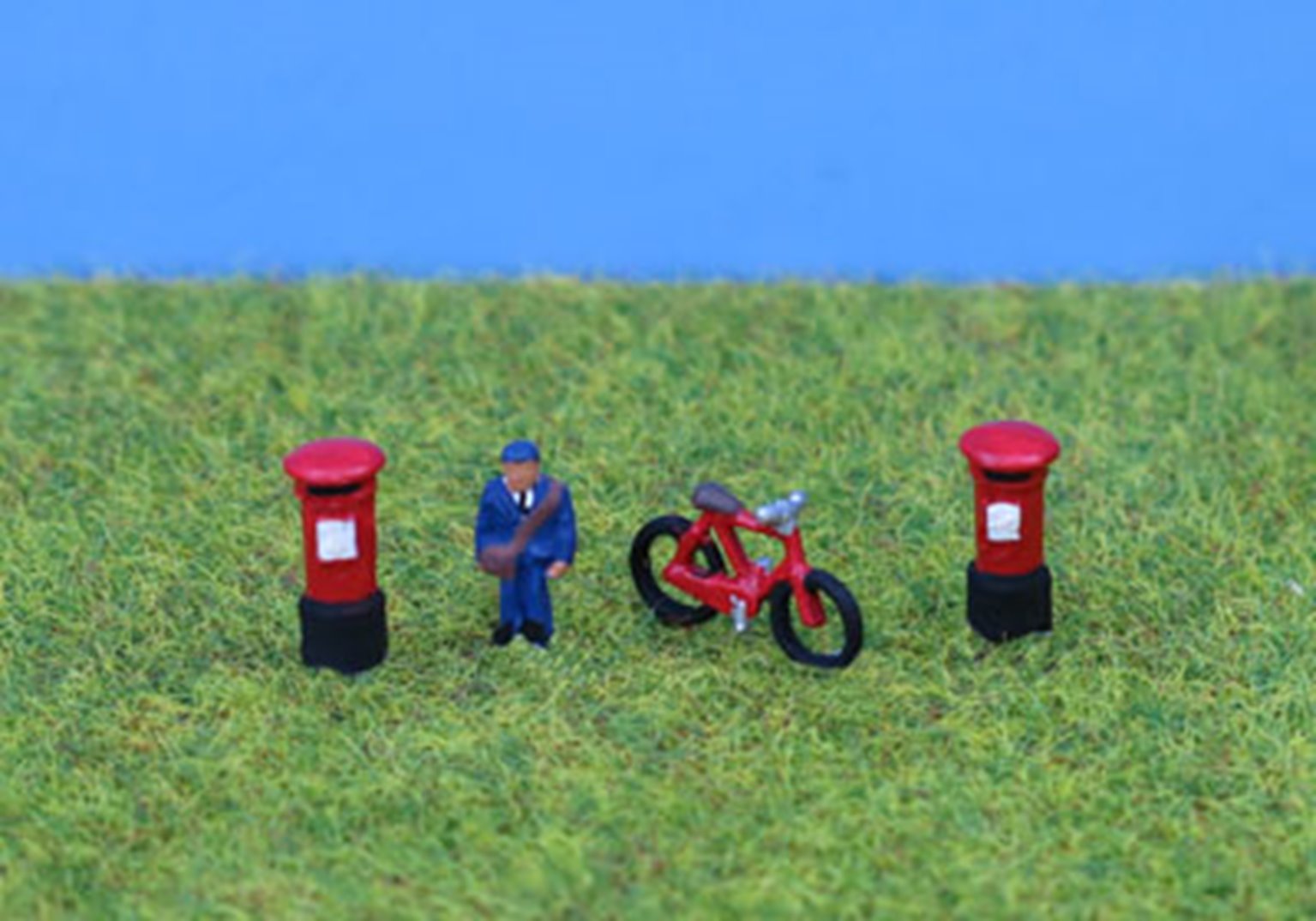 PDX49 P&D Marsh N Gauge Painted Postman Bike & Postboxes