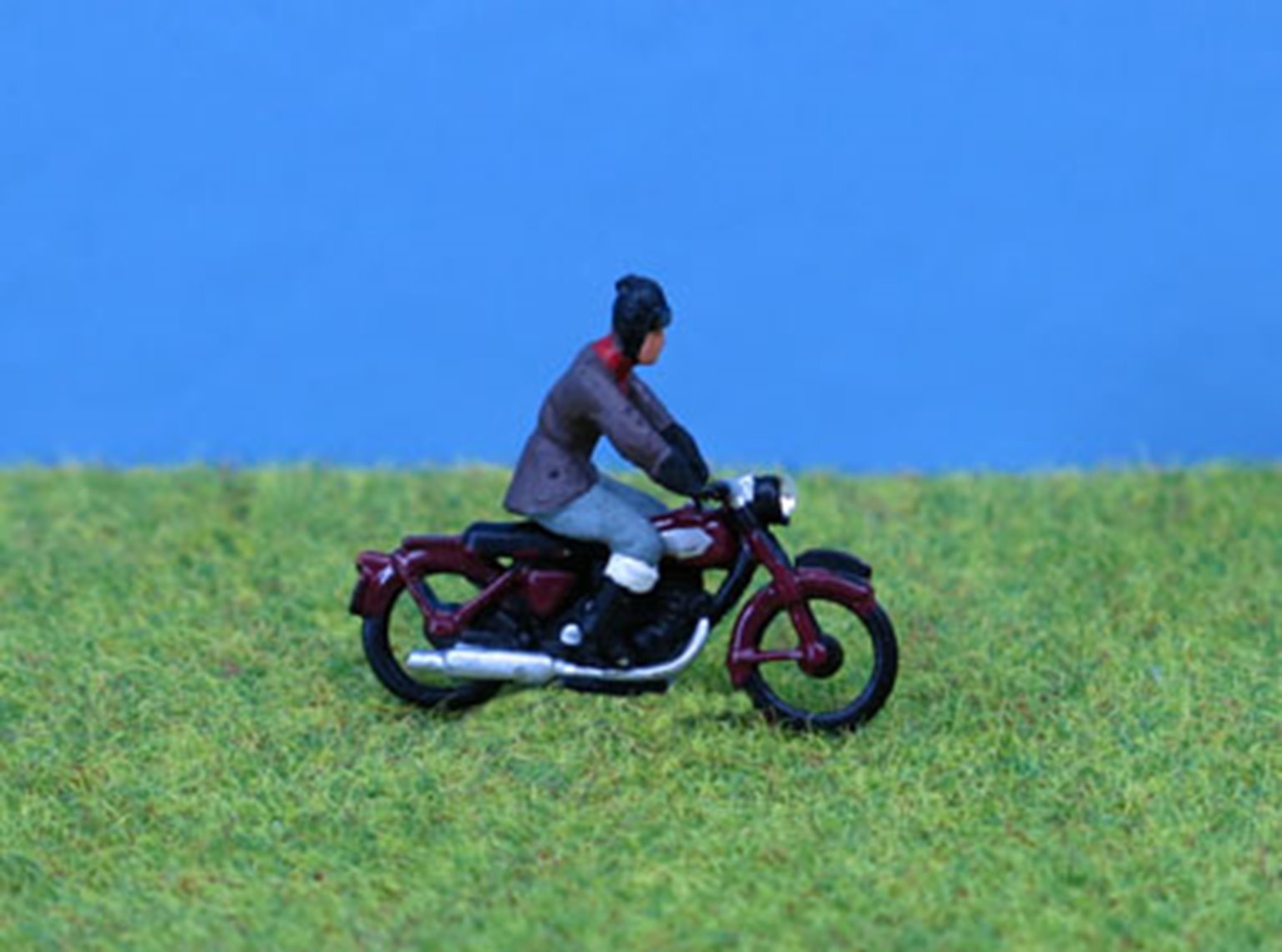 PDZ103 P&D Marsh OO Gauge Painted Motorcycle & Rider