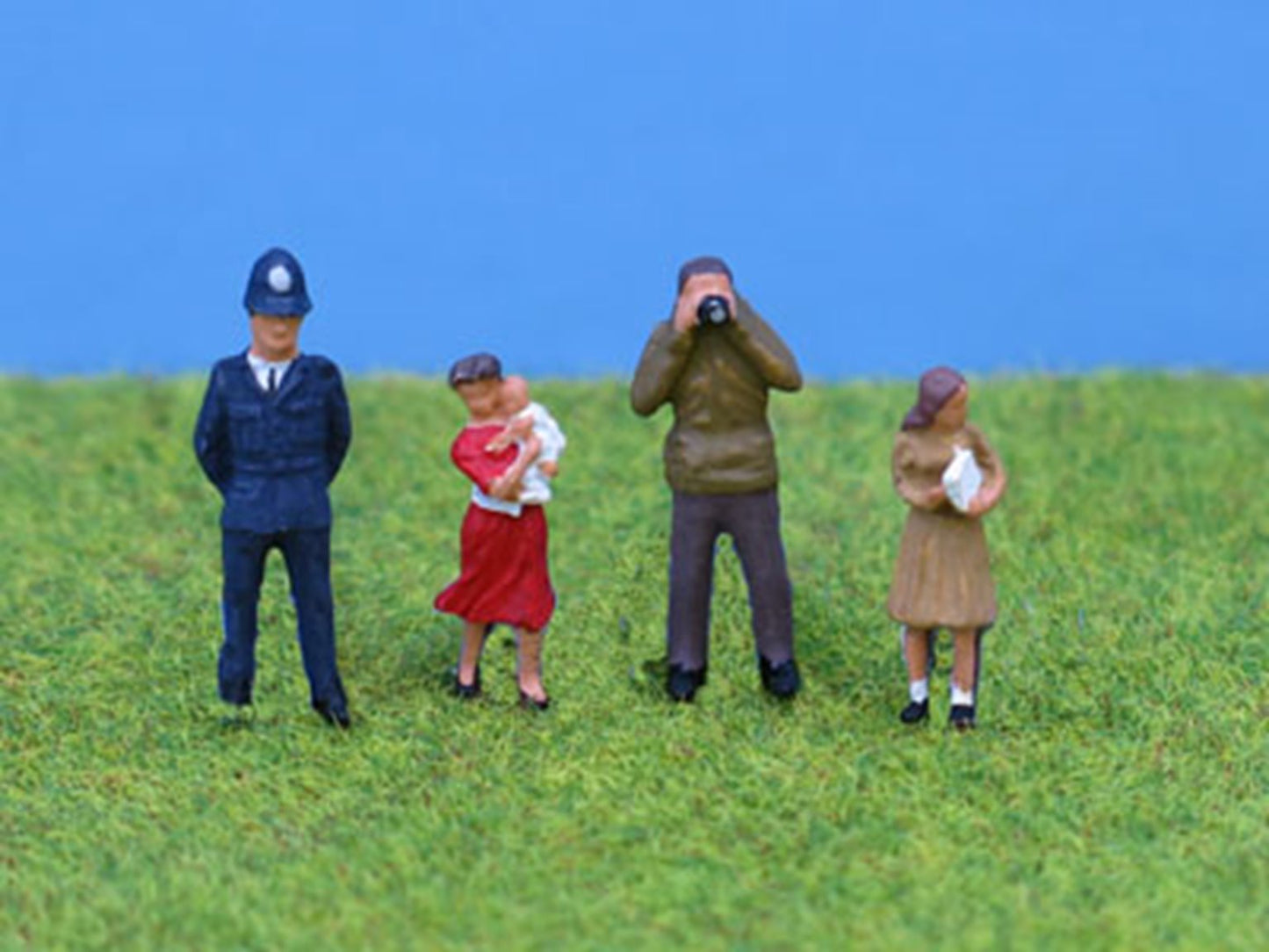 OO Gauge Painted Standing People