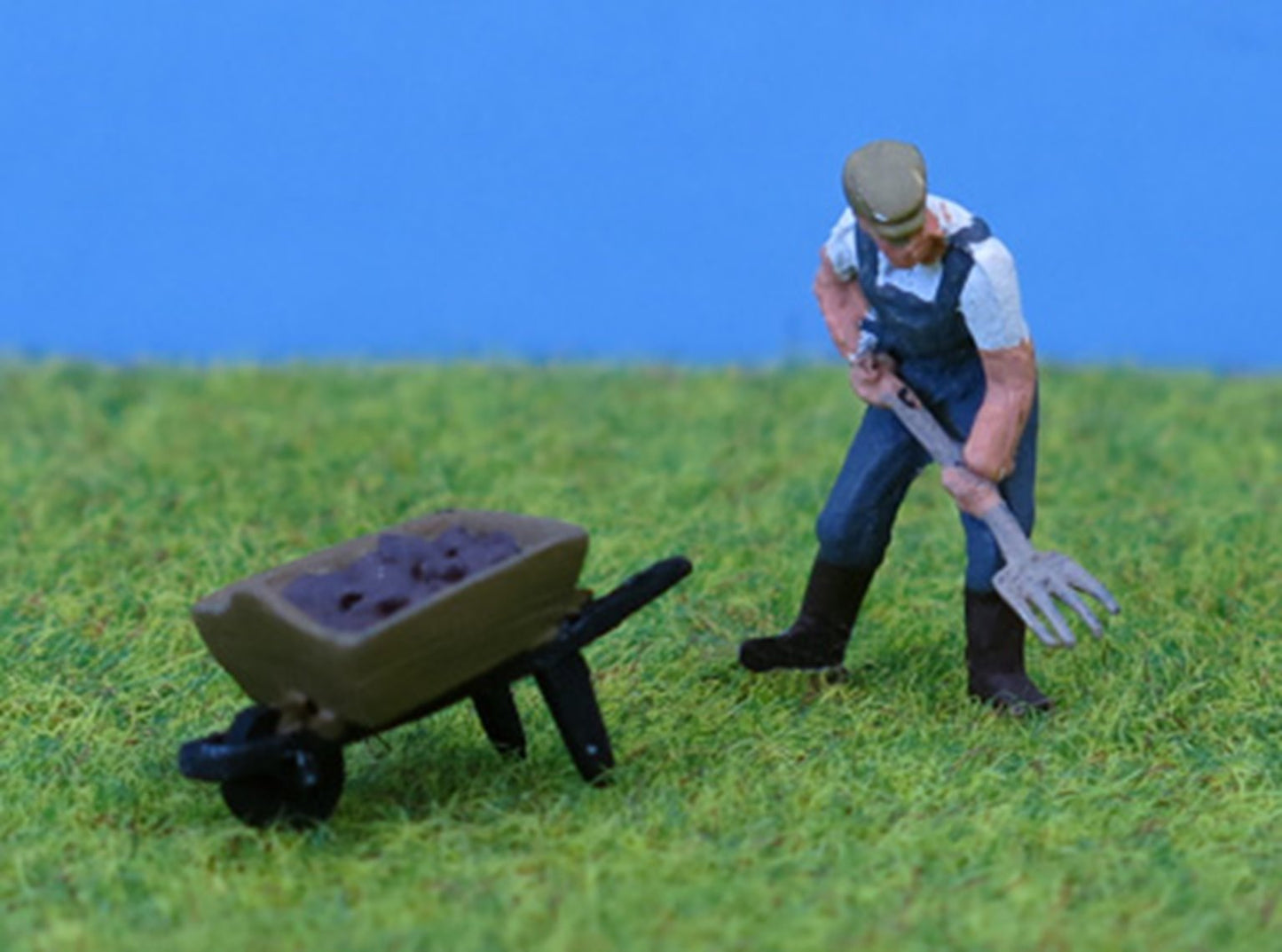 PDZ30 P&D Marsh OO Gauge Farmer with Pitchfork & Barrow