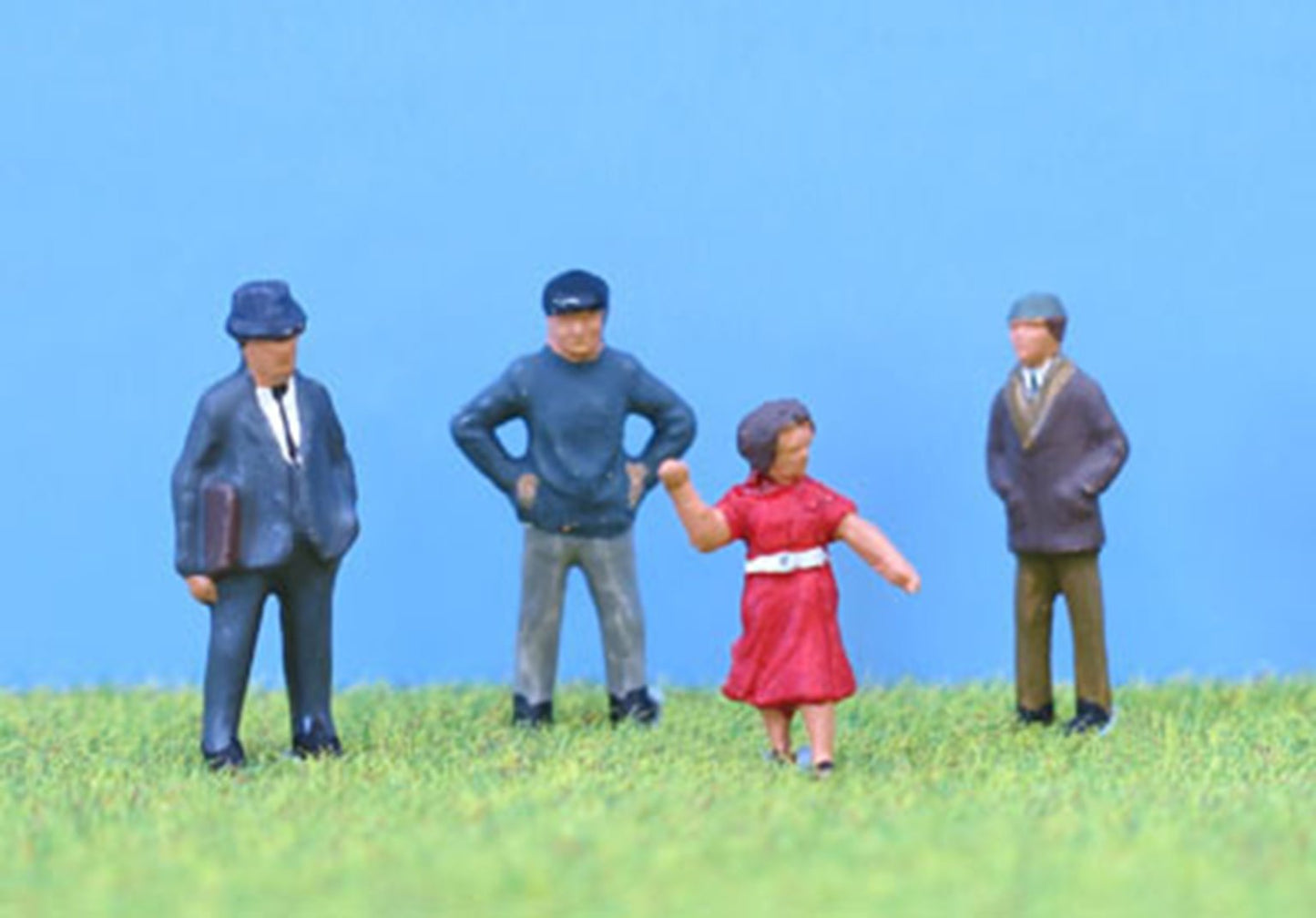  PDZ4 P&D Marsh OO Gauge Painted Standing People