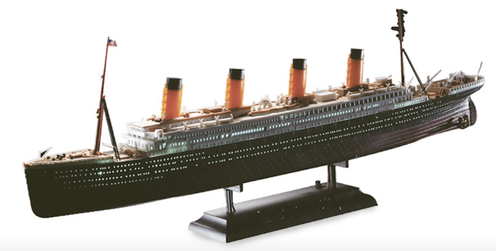 R.M.S. Titanic + LED set Model Kit